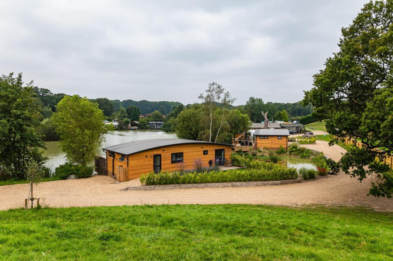 Sumners Ponds Fishery & Campsite Otel Horsham Dış mekan fotoğraf