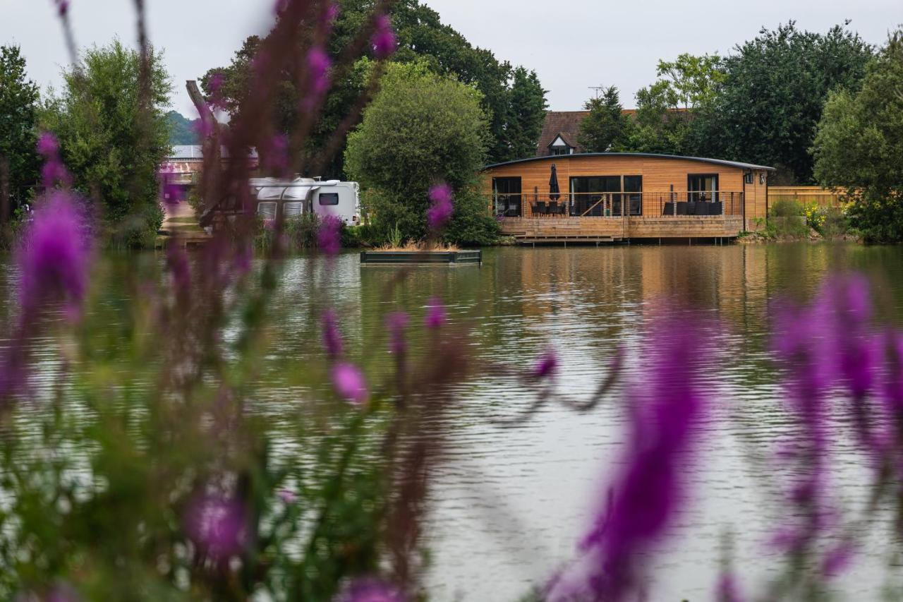 Sumners Ponds Fishery & Campsite Otel Horsham Dış mekan fotoğraf