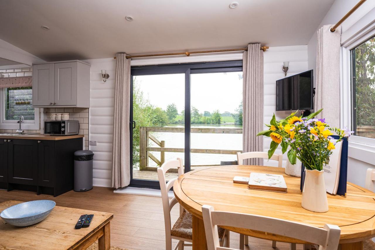 Sumners Ponds Fishery & Campsite Otel Horsham Dış mekan fotoğraf