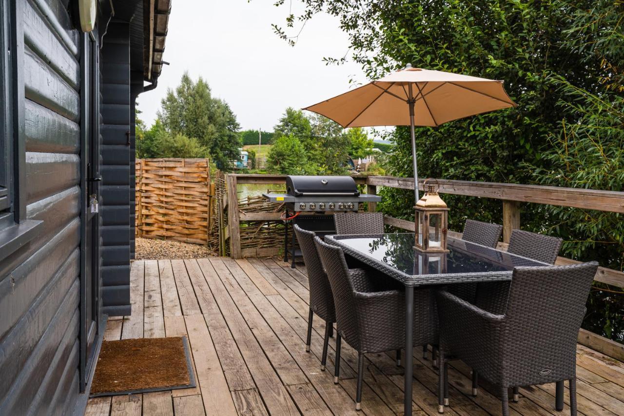 Sumners Ponds Fishery & Campsite Otel Horsham Dış mekan fotoğraf