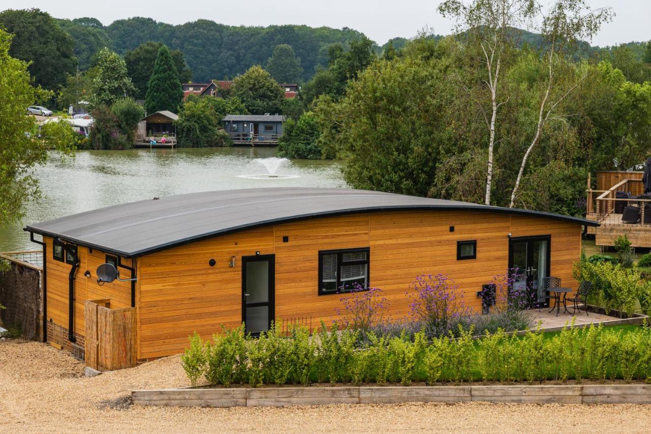 Sumners Ponds Fishery & Campsite Otel Horsham Dış mekan fotoğraf