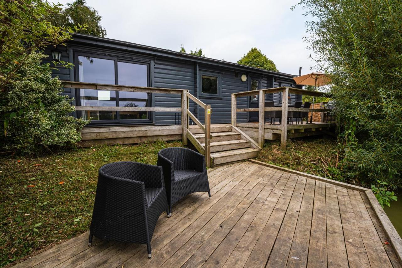 Sumners Ponds Fishery & Campsite Otel Horsham Dış mekan fotoğraf
