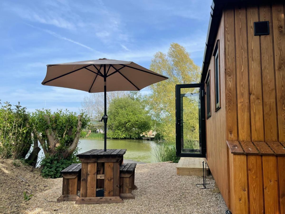 Sumners Ponds Fishery & Campsite Otel Horsham Dış mekan fotoğraf