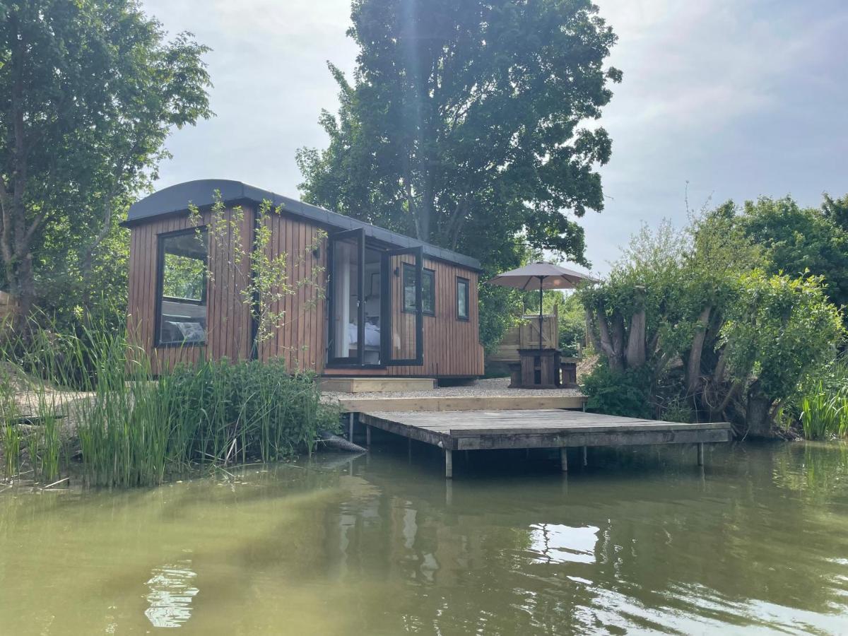 Sumners Ponds Fishery & Campsite Otel Horsham Dış mekan fotoğraf