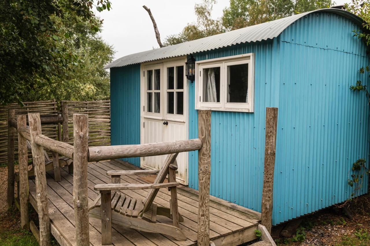 Sumners Ponds Fishery & Campsite Otel Horsham Dış mekan fotoğraf