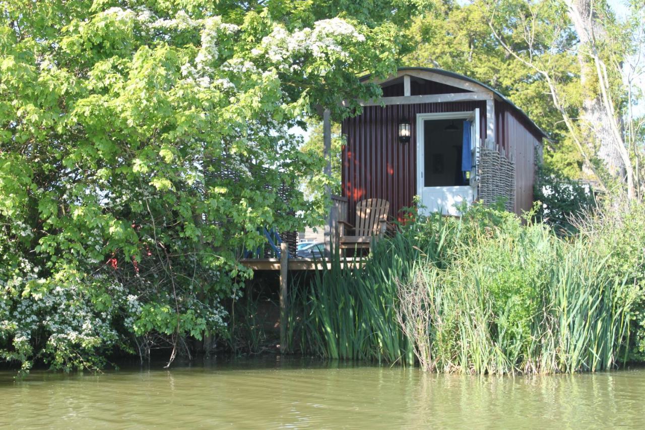 Sumners Ponds Fishery & Campsite Otel Horsham Dış mekan fotoğraf