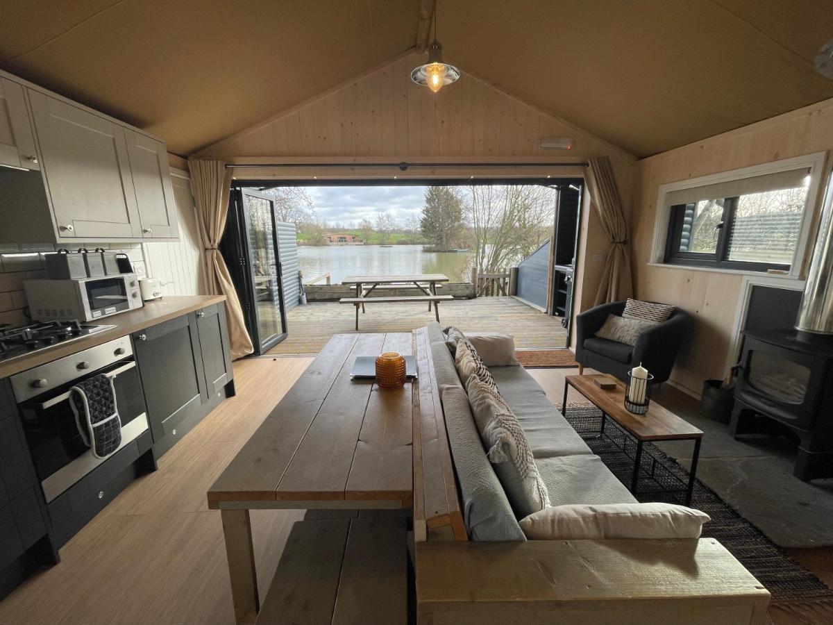 Sumners Ponds Fishery & Campsite Otel Horsham Dış mekan fotoğraf