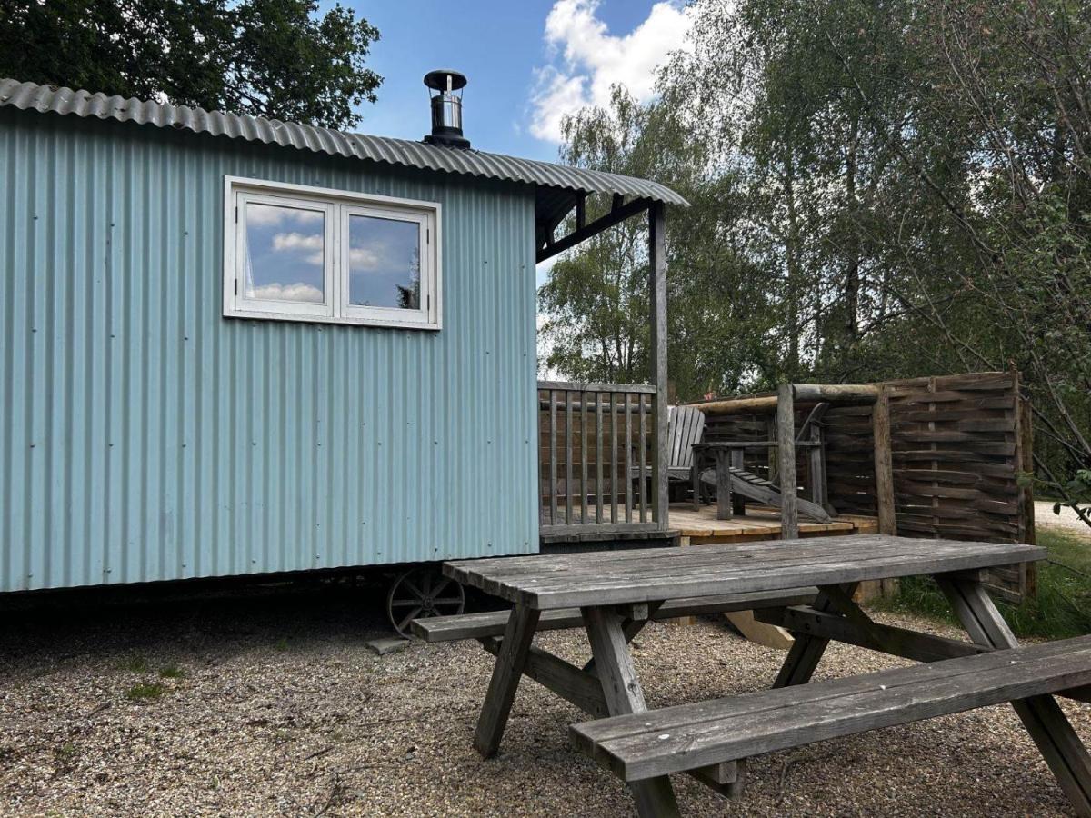 Sumners Ponds Fishery & Campsite Otel Horsham Dış mekan fotoğraf