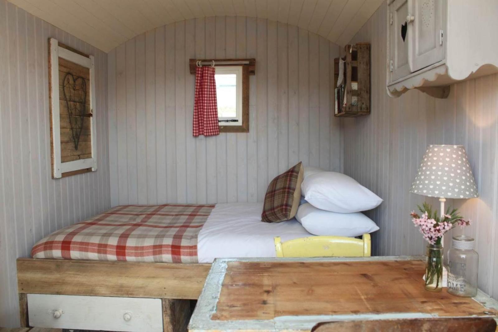 Sumners Ponds Fishery & Campsite Otel Horsham Dış mekan fotoğraf