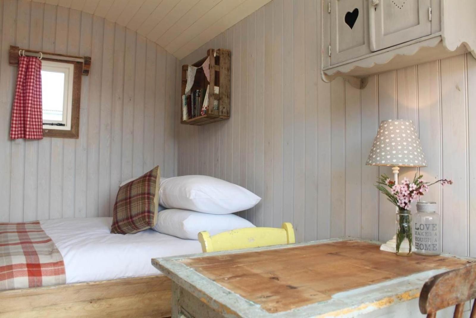 Sumners Ponds Fishery & Campsite Otel Horsham Dış mekan fotoğraf